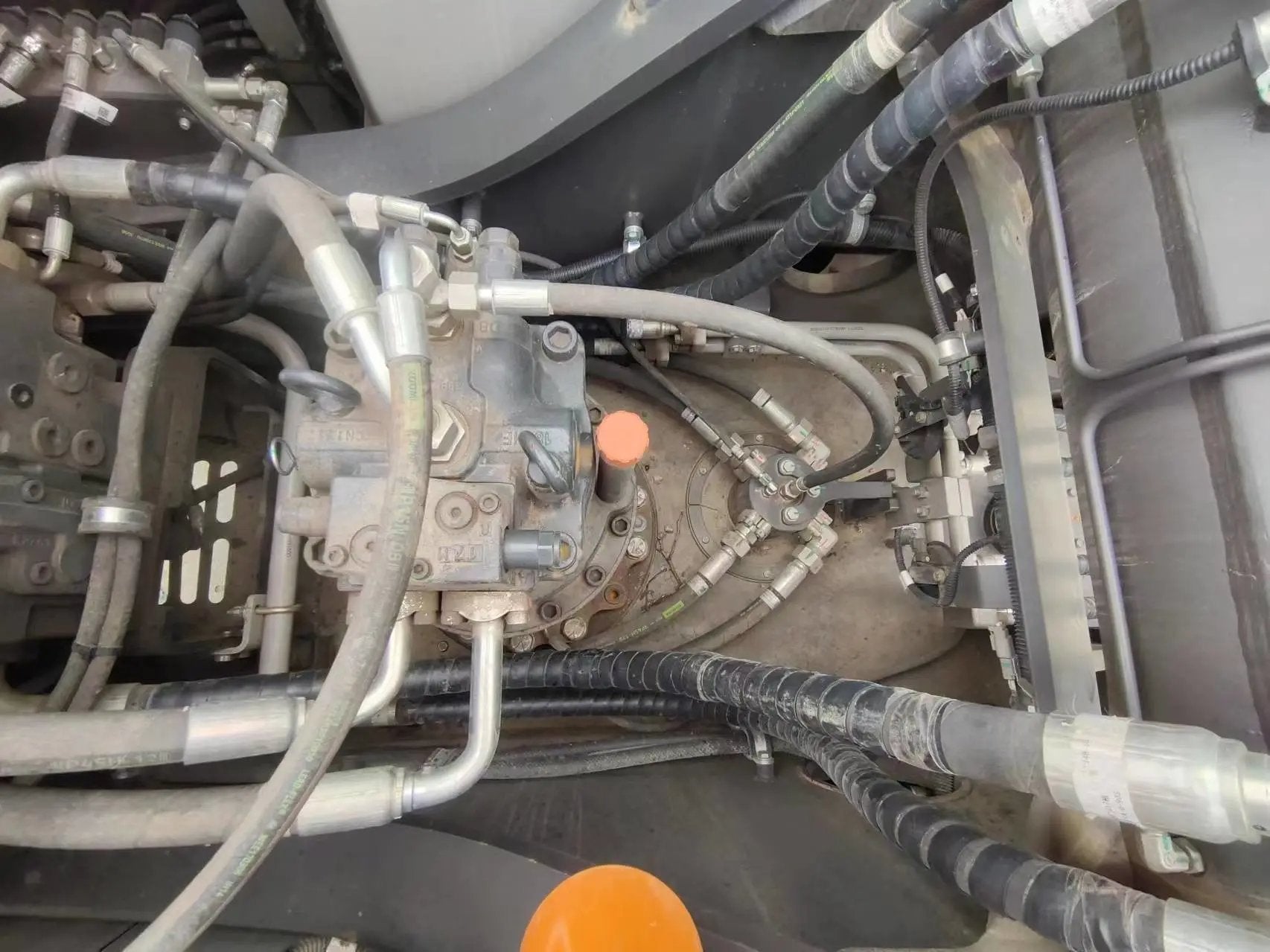 ZE215G | 2022/12 | 304 h | Weinan — Bucket & 140 Hydraulic Breaker