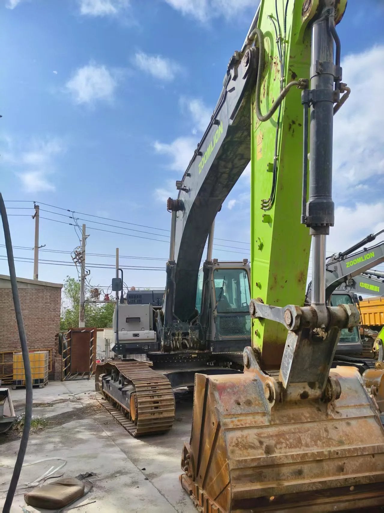 ZE335G‑1130 | 2023 (Nov) | 2,419 h | Urumqi — Standard digging bucket