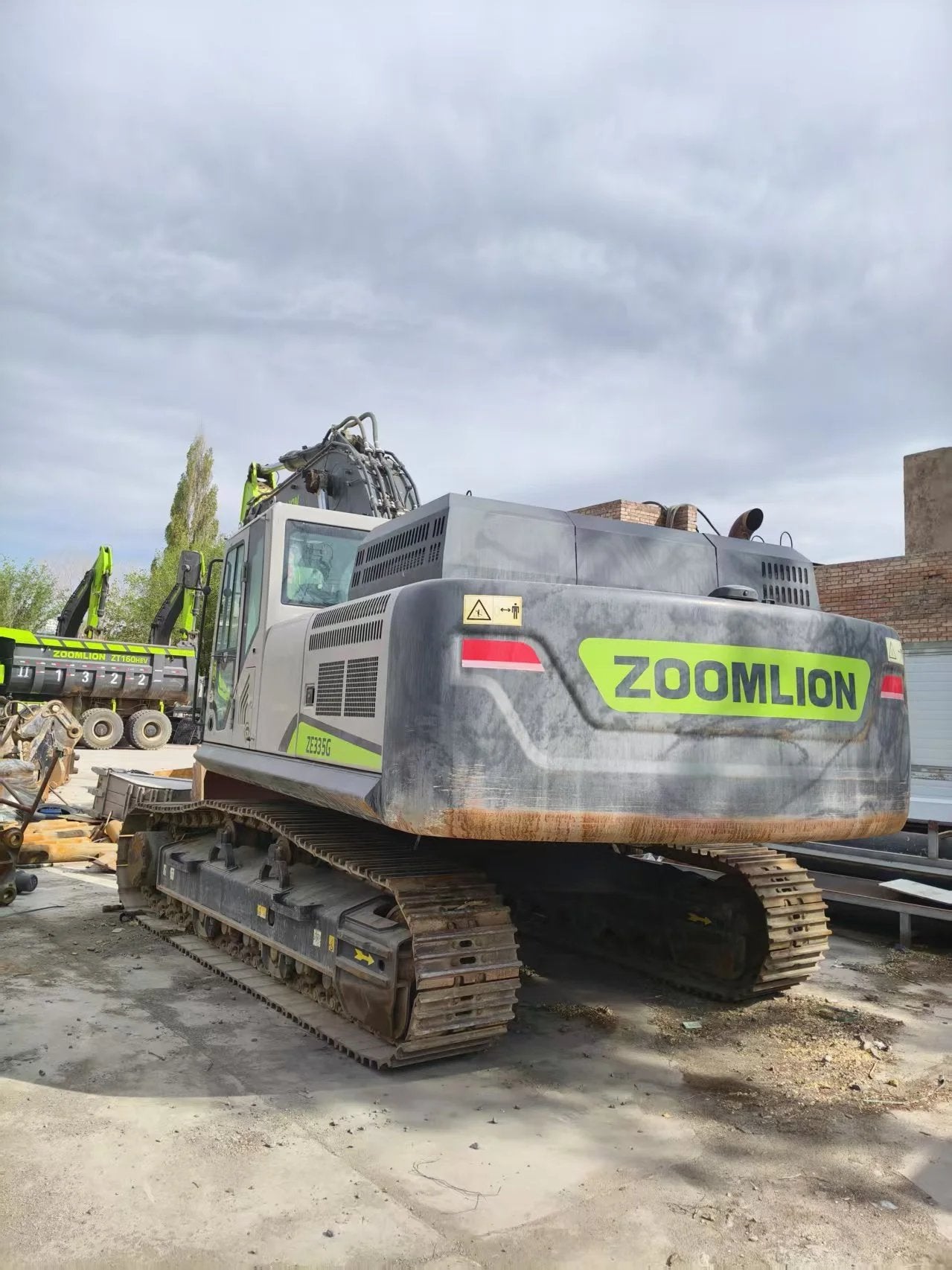 ZE335G‑1130 | 2023 (Nov) | 2,419 h | Urumqi — Standard digging bucket