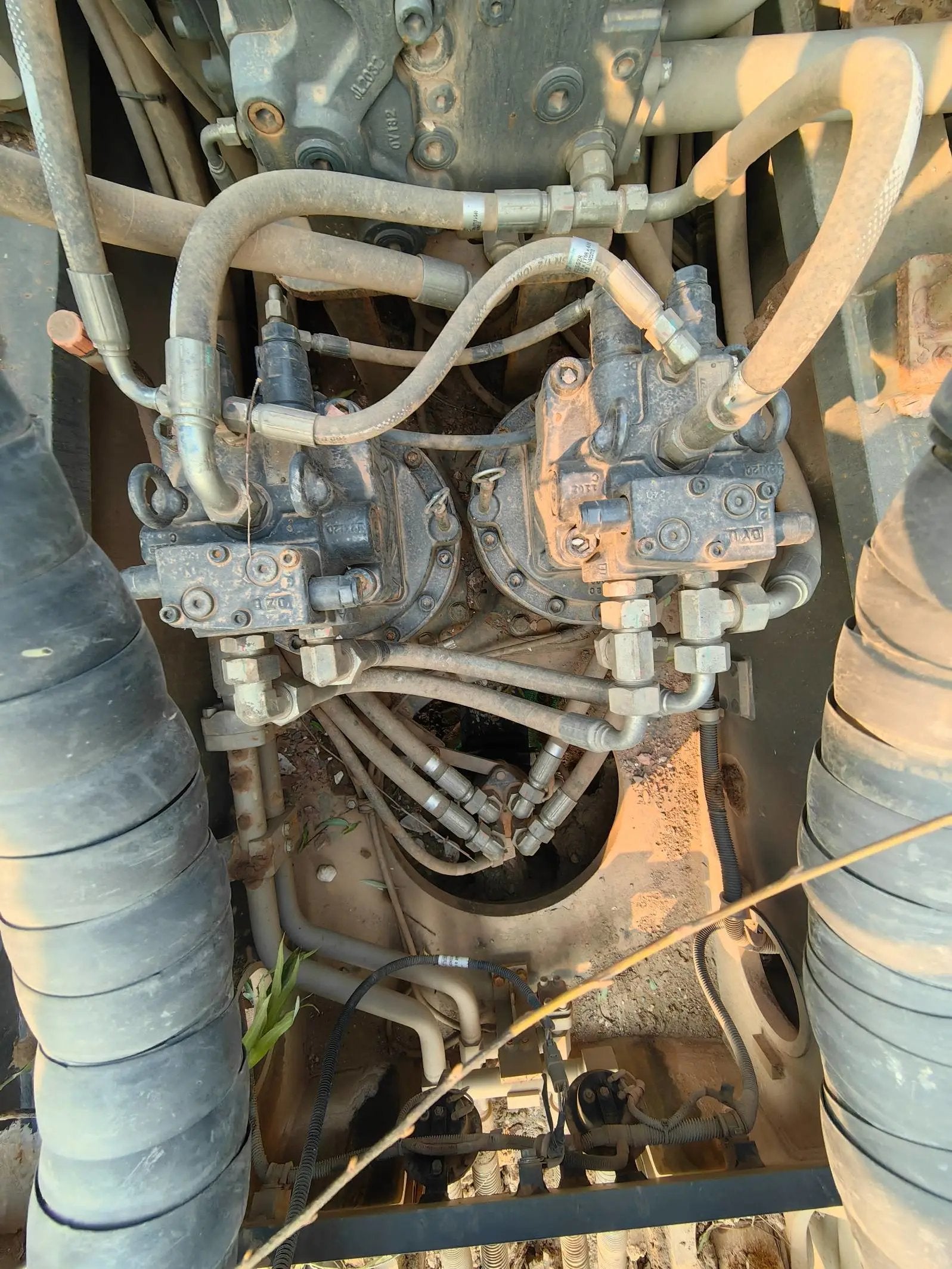ZE490EK‑10‑5049 | 2022 | 2,029 h | Weinan (渭南) — Bucket included