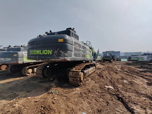 ZE685EK‑10‑5002 | 2021‑07 | 2,299 h | Parked in Weinan — equipped with eagle‑hook arm (鹰钩臂)