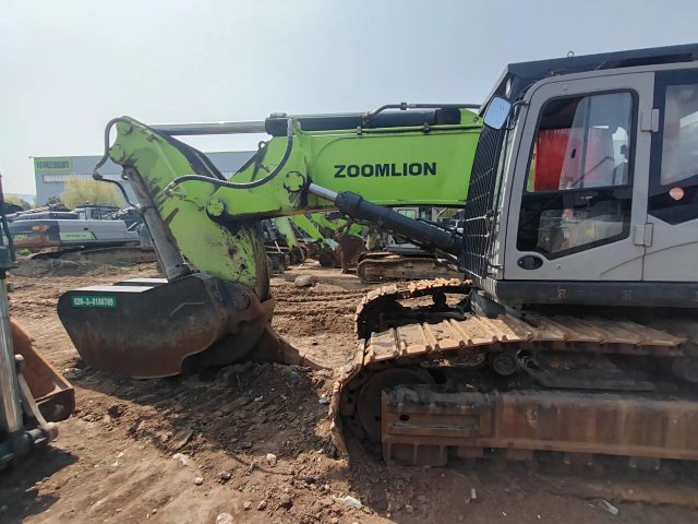 ZE685EK‑10‑5002 | 2021‑07 | 2,299 h | Parked in Weinan — equipped with eagle‑hook arm (鹰钩臂)