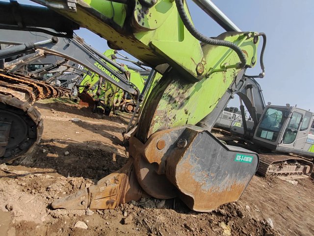 ZE685EK‑10‑5002 | 2021‑07 | 2,299 h | Parked in Weinan — equipped with eagle‑hook arm (鹰钩臂)