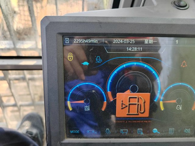 ZE685EK‑10‑5002 | 2021‑07 | 2,299 h | Parked in Weinan — equipped with eagle‑hook arm (鹰钩臂)