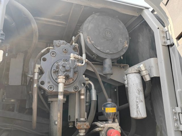 ZE685EK‑10‑5002 | 2021‑07 | 2,299 h | Parked in Weinan — equipped with eagle‑hook arm (鹰钩臂)
