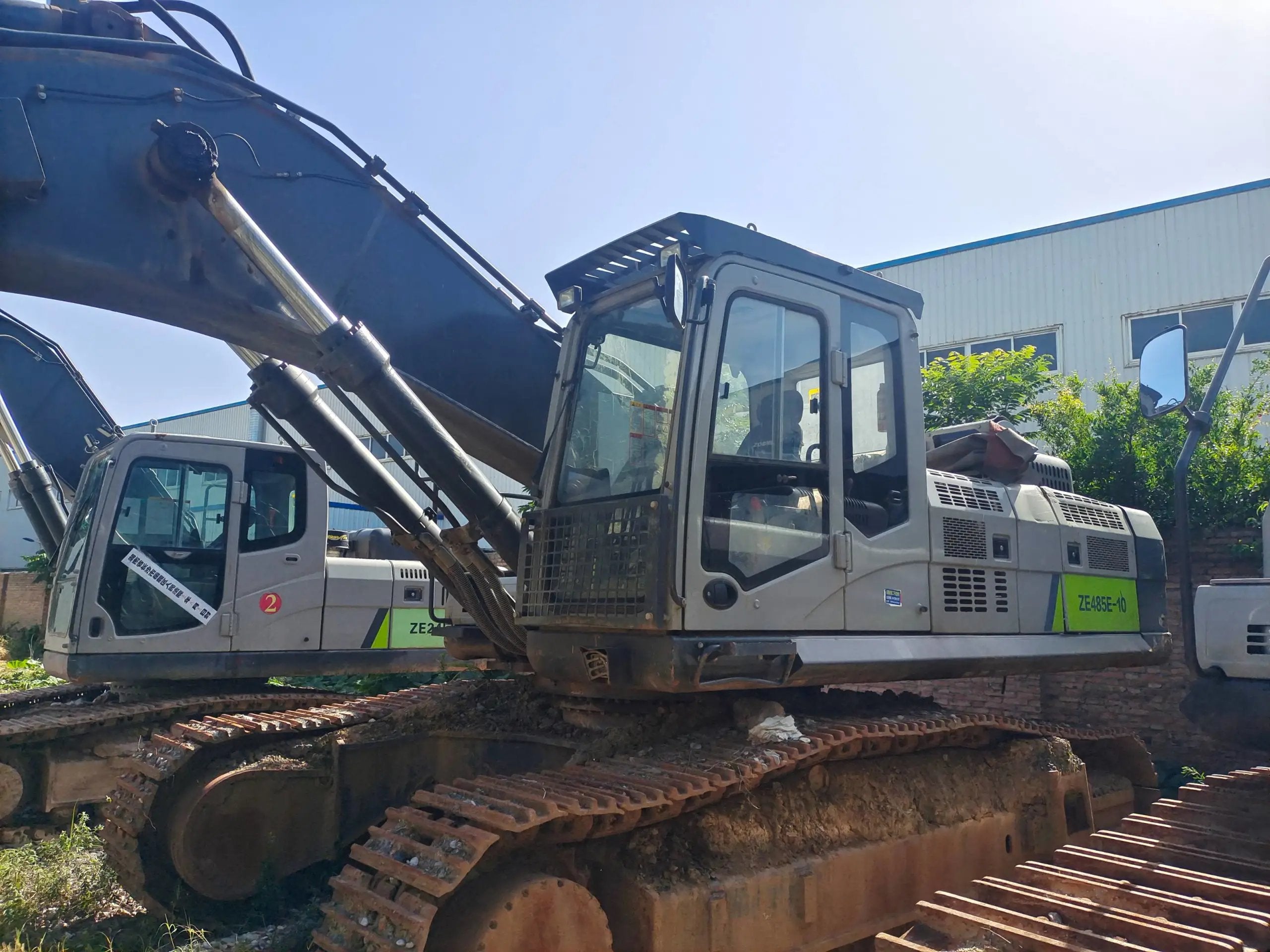 ZE485E‑10‑5079 — 2020 | 1,775 hrs | Parked in Weinan | With bucket