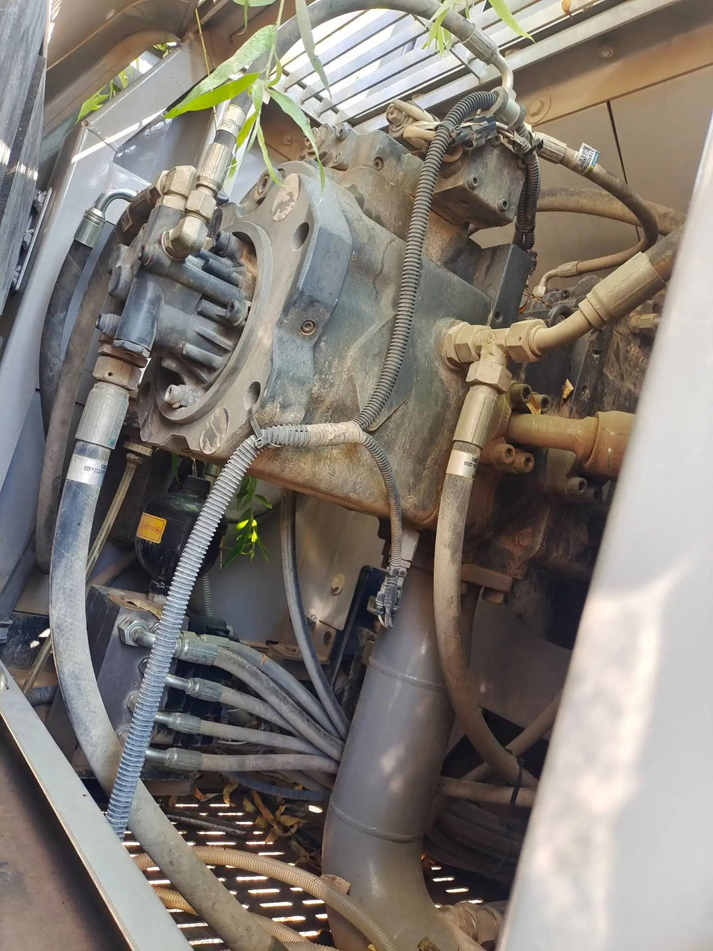 ZE485E‑10‑5229 | Mar 2021 | 385 h | Xi'an — AIDI 200 hydraulic breaker fitted