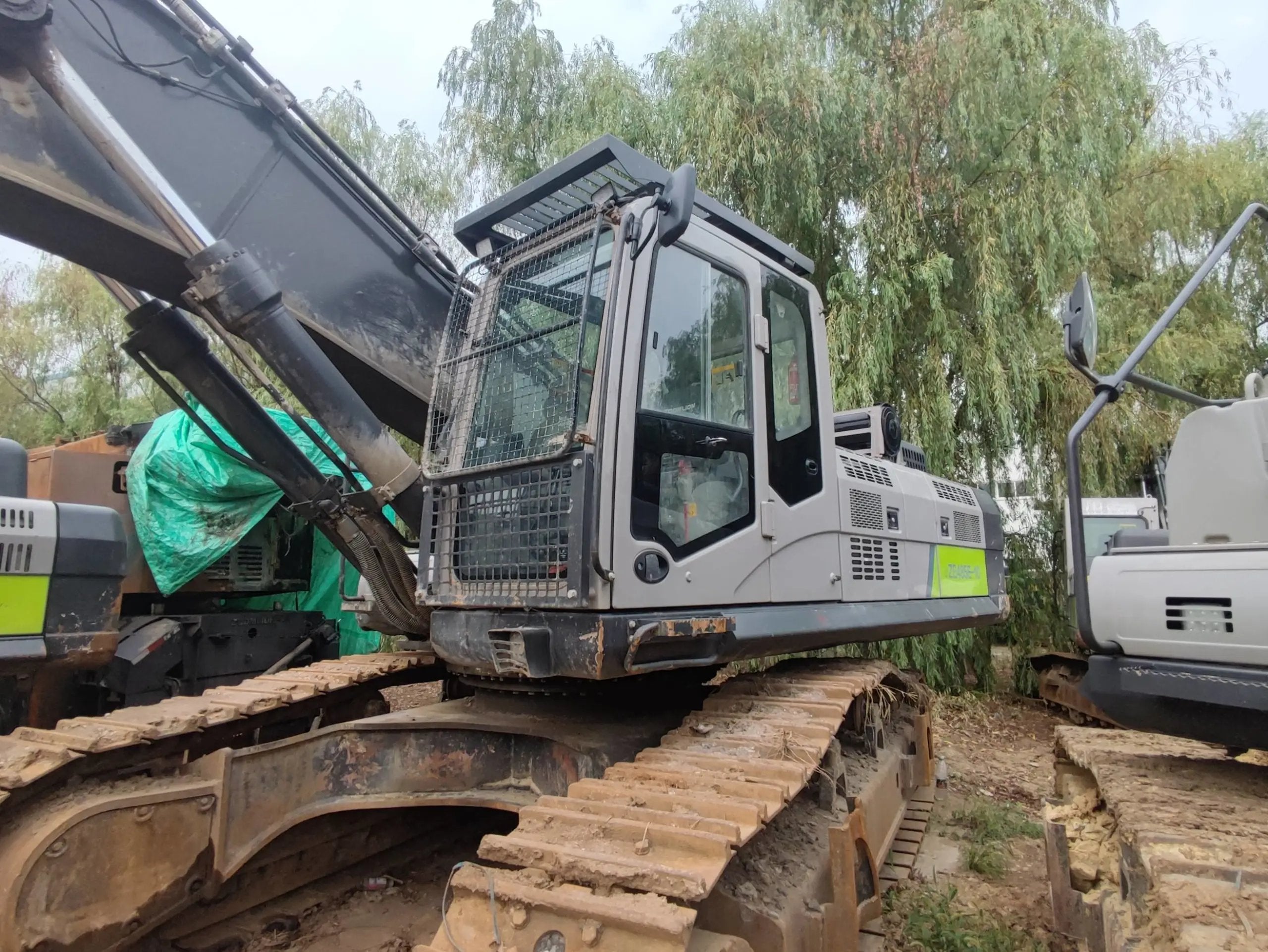 ZE485E‑10‑5180 — Built Mar 2021 | 2,317 hrs | Parked in Xi’an (西安) | Equipped with bucket