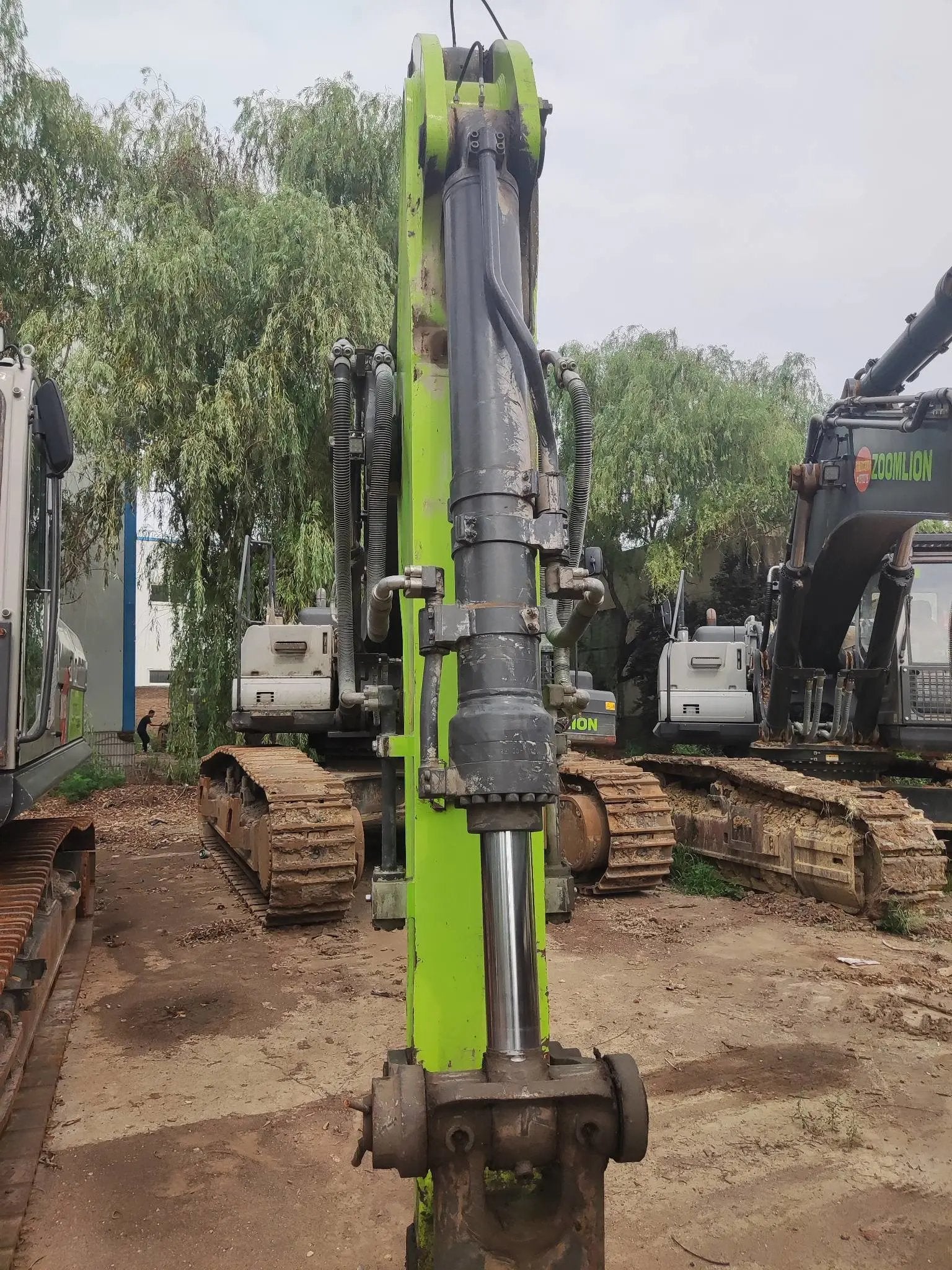 ZE485E‑10‑5180 — Built Mar 2021 | 2,317 hrs | Parked in Xi’an (西安) | Equipped with bucket