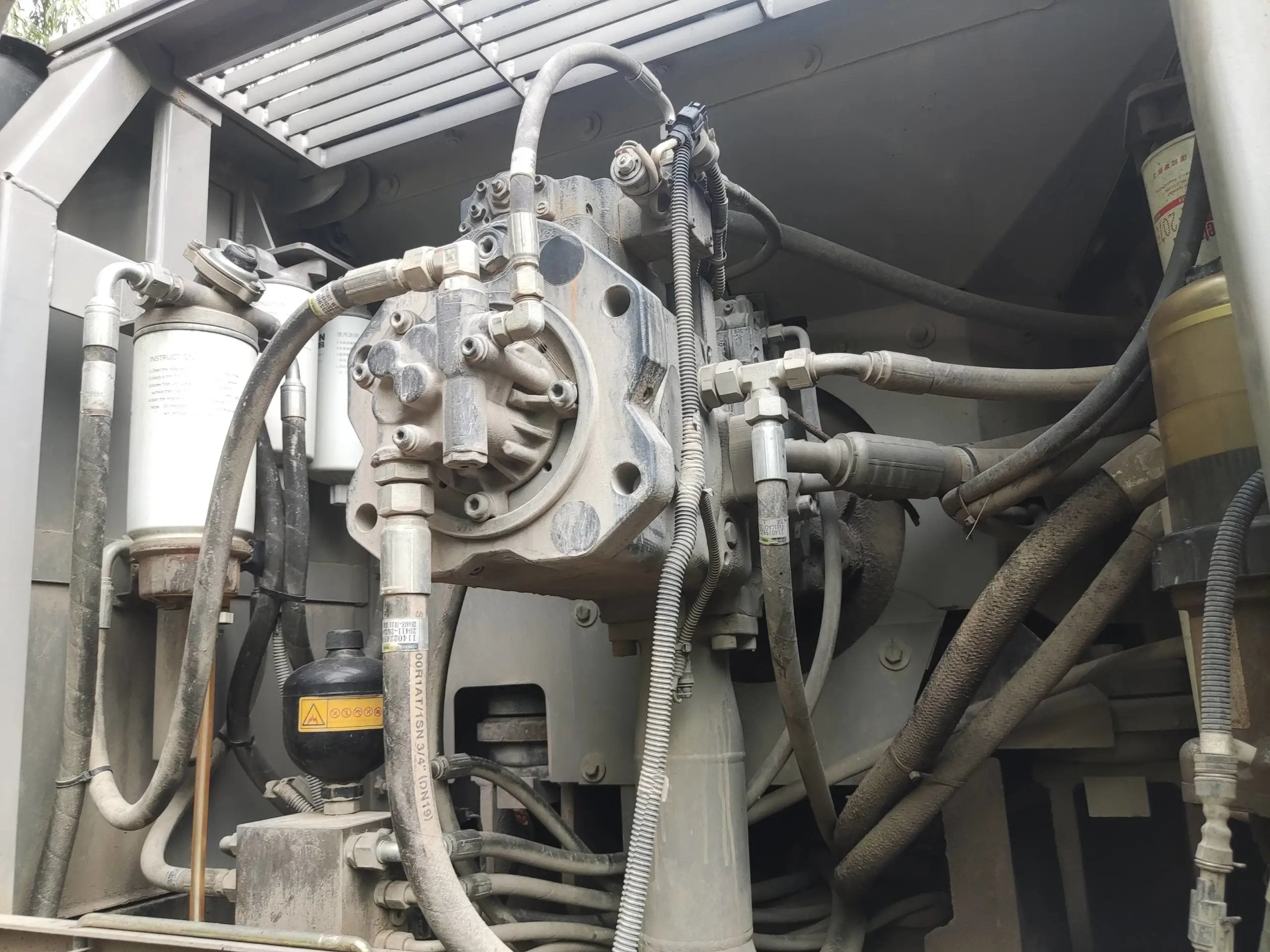 ZE485E‑10‑5180 — Built Mar 2021 | 2,317 hrs | Parked in Xi’an (西安) | Equipped with bucket