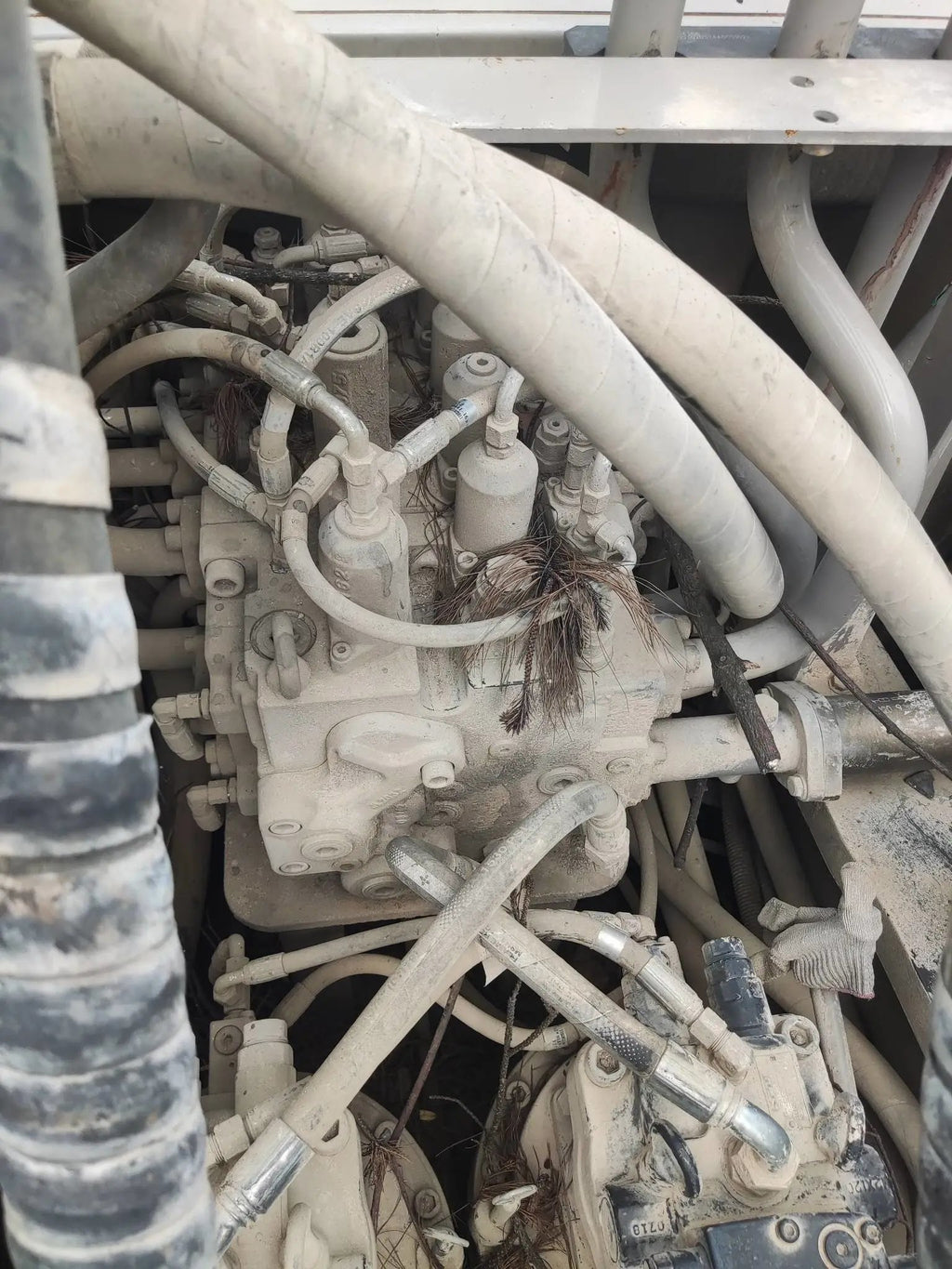 ZE485E‑10‑5180 — Built Mar 2021 | 2,317 hrs | Parked in Xi’an (西安) | Equipped with bucket