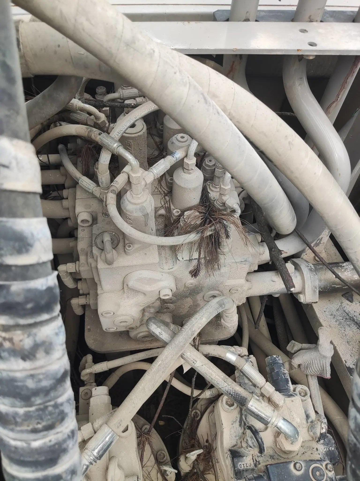 ZE485E‑10‑5180 — Built Mar 2021 | 2,317 hrs | Parked in Xi’an (西安) | Equipped with bucket