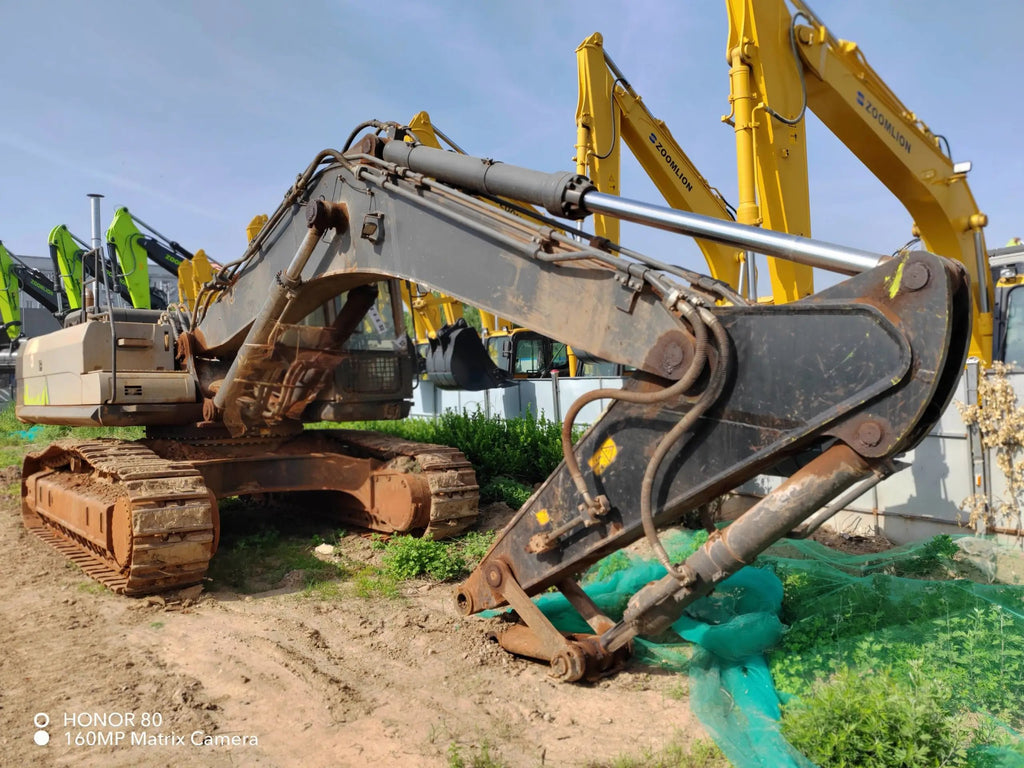 ZE485E‑10‑5145 — Manufactured Dec 2020 | 3,060 hours | Parked in Wuhu, Anhui | Bucket assembly missing