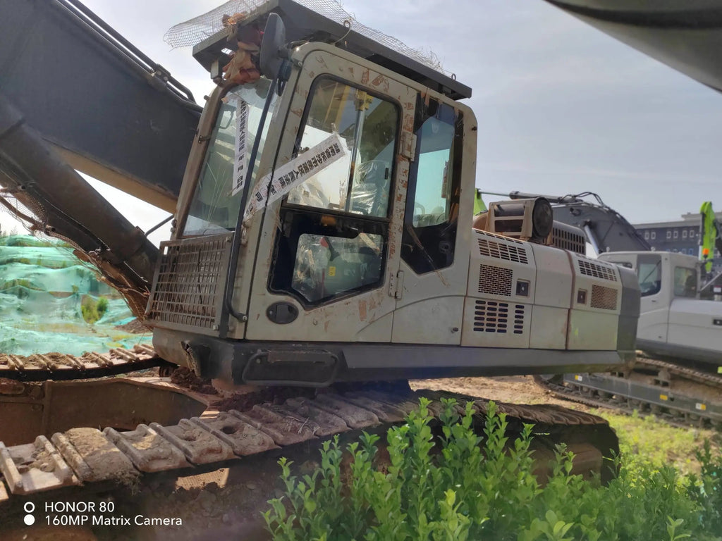 ZE485E‑10‑5145 — Manufactured Dec 2020 | 3,060 hours | Parked in Wuhu, Anhui | Bucket assembly missing