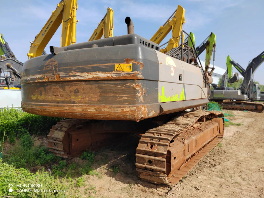 ZE485E‑10‑5145 — Manufactured Dec 2020 | 3,060 hours | Parked in Wuhu, Anhui | Bucket assembly missing