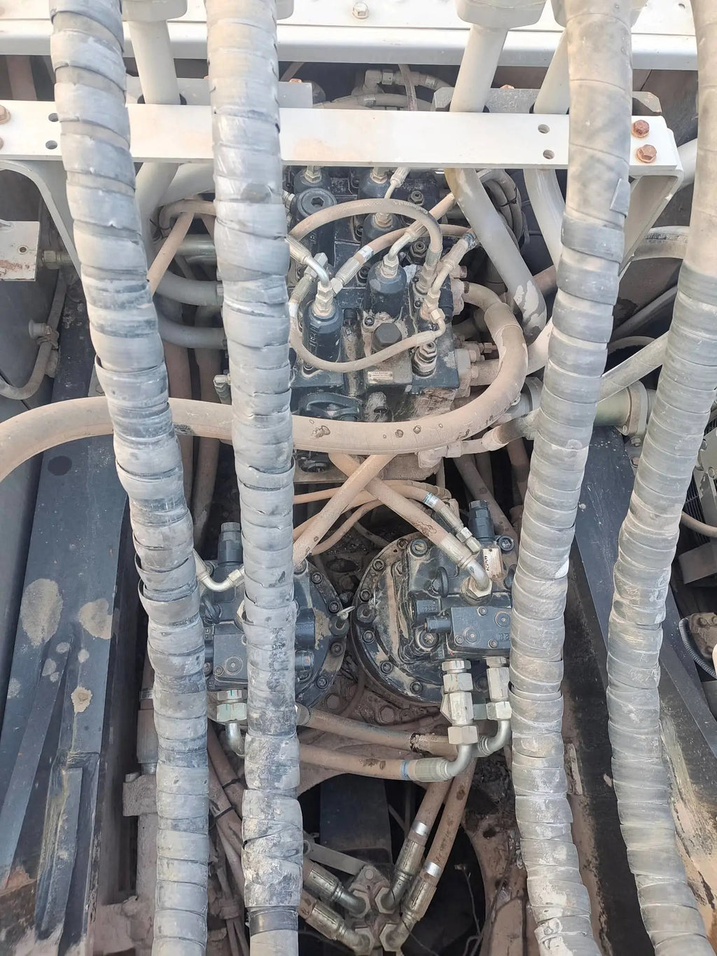 ZE485E‑10‑5124 — Manufactured Oct 2020 | 3,146 hours | Parked in Xi’an | Bucket assembly missing