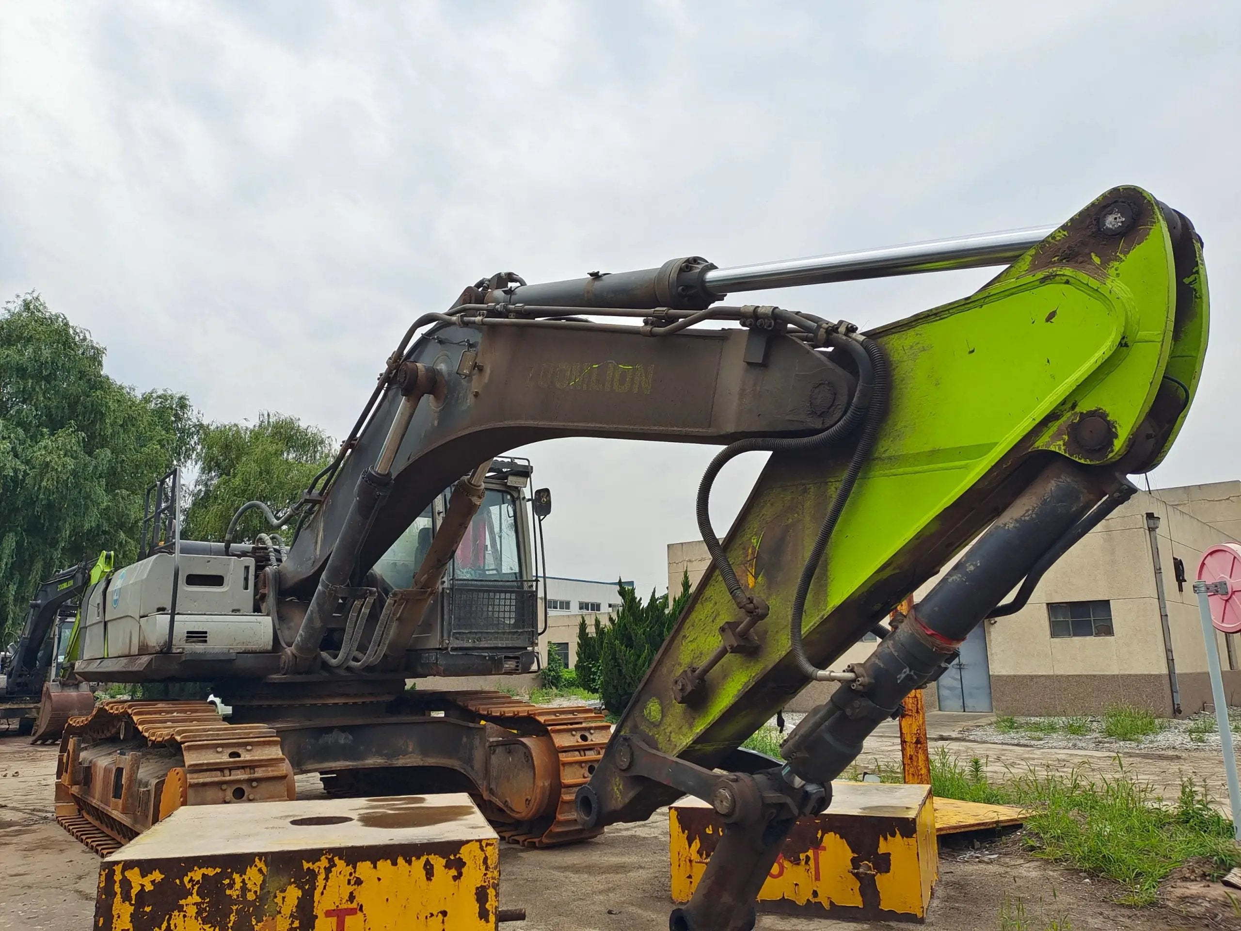 ZE485E‑10‑5116 — Manufactured Oct 2020 | 5,363 hours | Parked in Xi’an | Bucket assembly missing