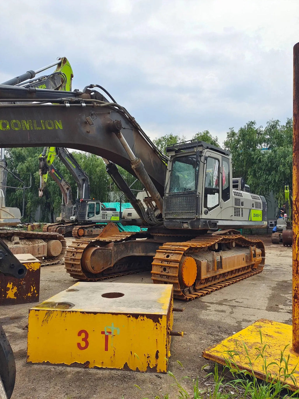 ZE485E‑10‑5116 — Manufactured Oct 2020 | 5,363 hours | Parked in Xi’an | Bucket assembly missing