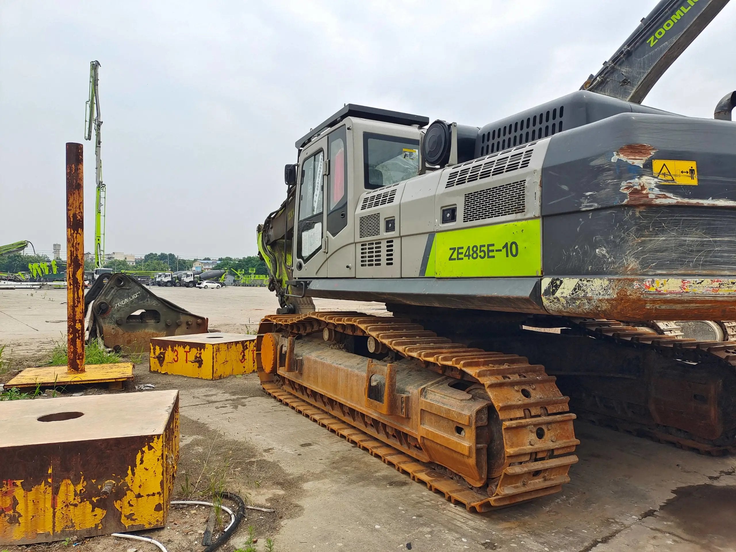 ZE485E‑10‑5116 — Manufactured Oct 2020 | 5,363 hours | Parked in Xi’an | Bucket assembly missing