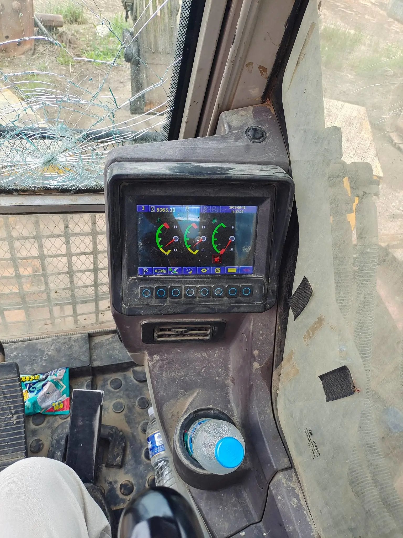 ZE485E‑10‑5116 — Manufactured Oct 2020 | 5,363 hours | Parked in Xi’an | Bucket assembly missing