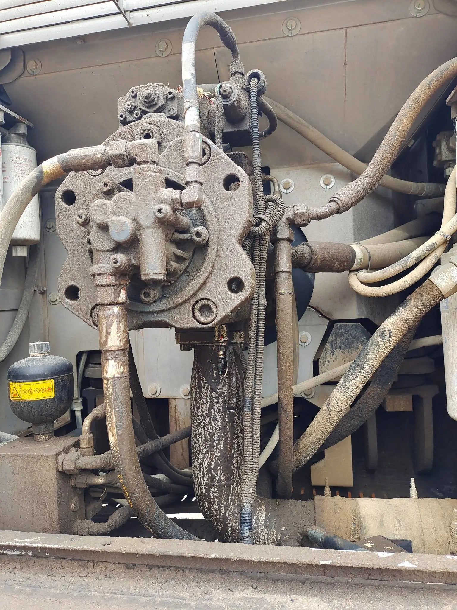 ZE485E‑10‑5116 — Manufactured Oct 2020 | 5,363 hours | Parked in Xi’an | Bucket assembly missing