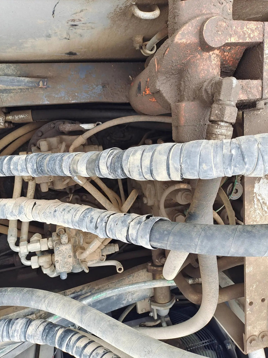 ZE485E‑10‑5116 — Manufactured Oct 2020 | 5,363 hours | Parked in Xi’an | Bucket assembly missing