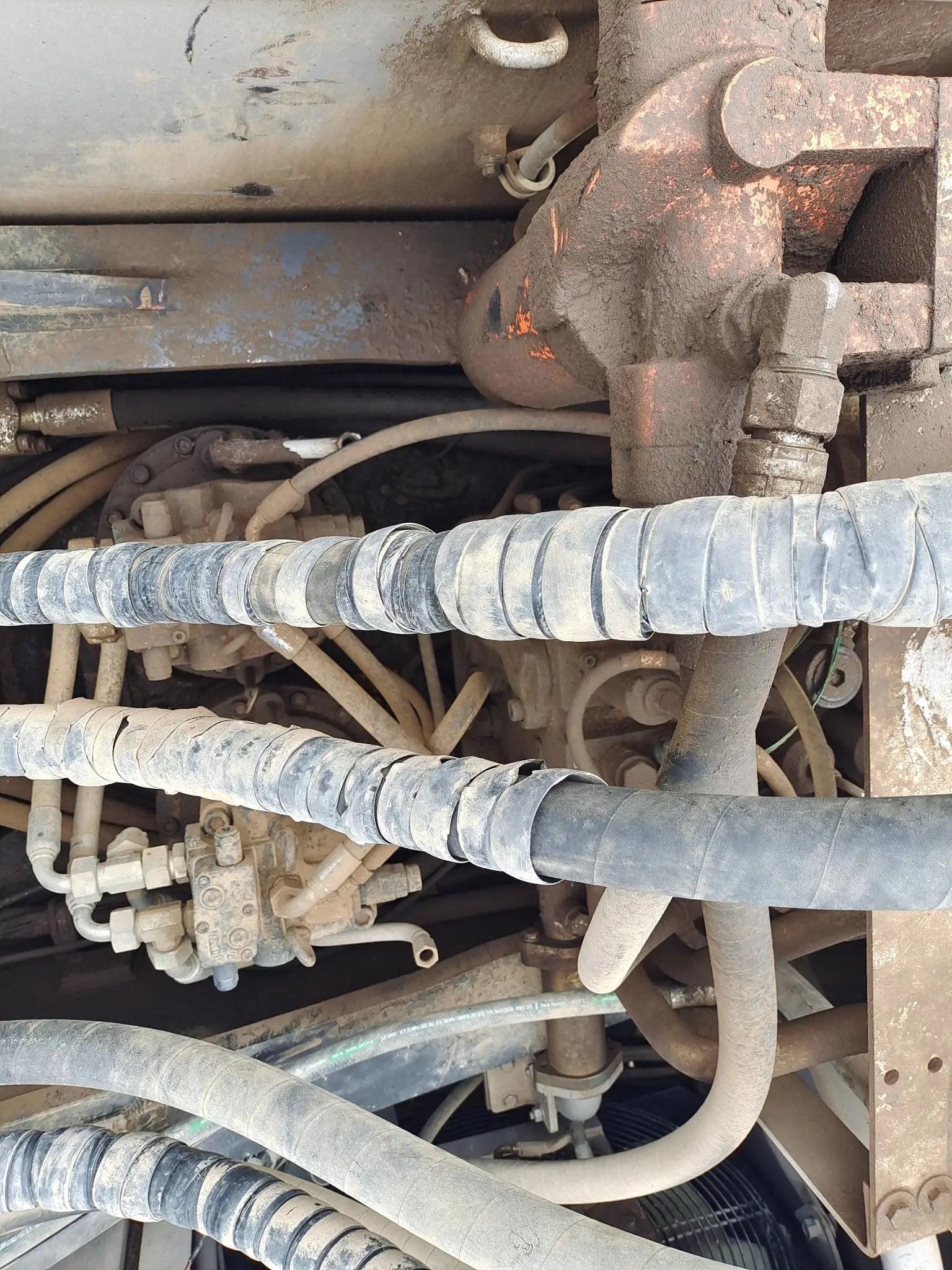ZE485E‑10‑5116 — Manufactured Oct 2020 | 5,363 hours | Parked in Xi’an | Bucket assembly missing