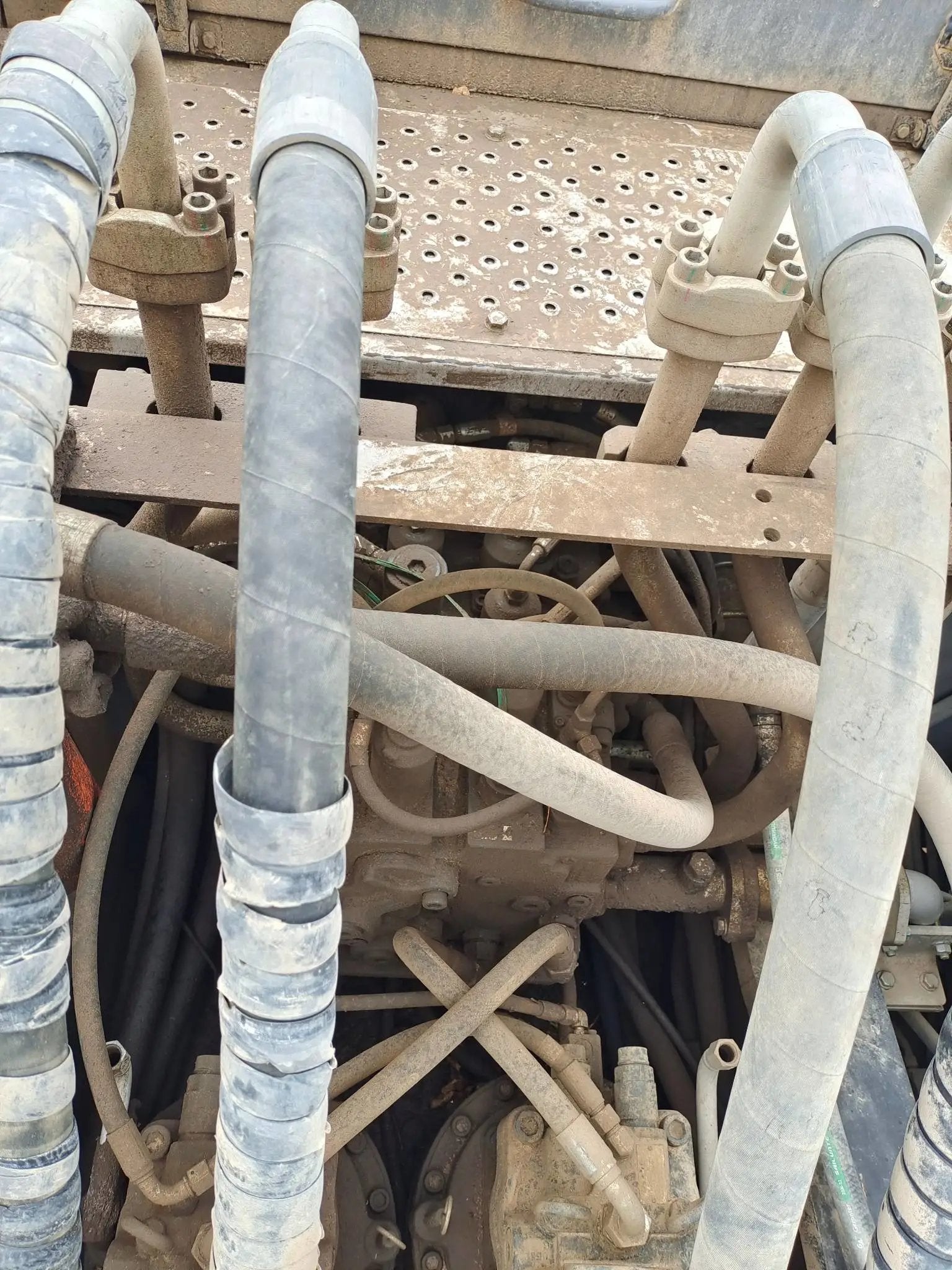 ZE485E‑10‑5116 — Manufactured Oct 2020 | 5,363 hours | Parked in Xi’an | Bucket assembly missing