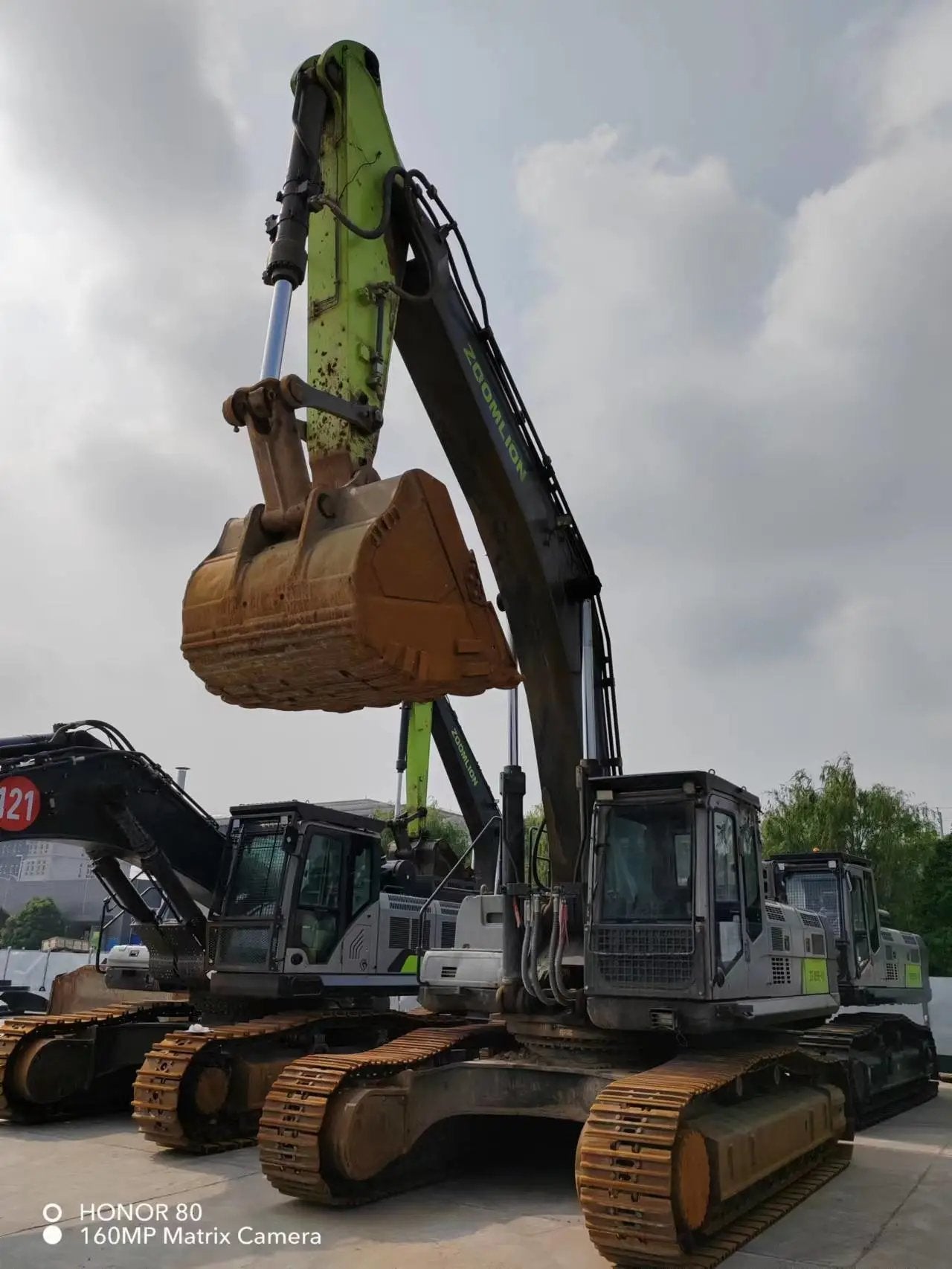 ZE485E‑10‑5061 — Jul 2020 | 4,788 hrs | Parked in Weinan | With bucket