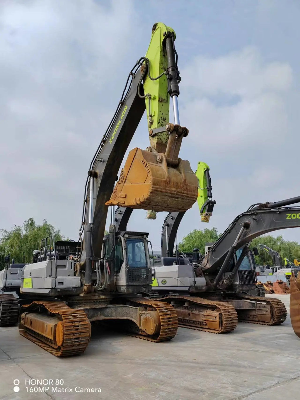 ZE485E‑10‑5061 — Jul 2020 | 4,788 hrs | Parked in Weinan | With bucket