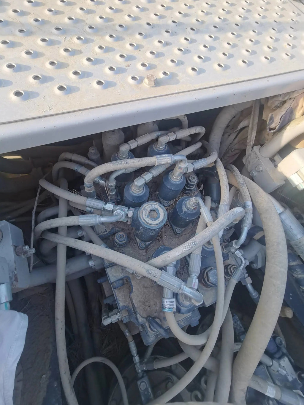 ZE485E‑10‑5061 — Jul 2020 | 4,788 hrs | Parked in Weinan | With bucket