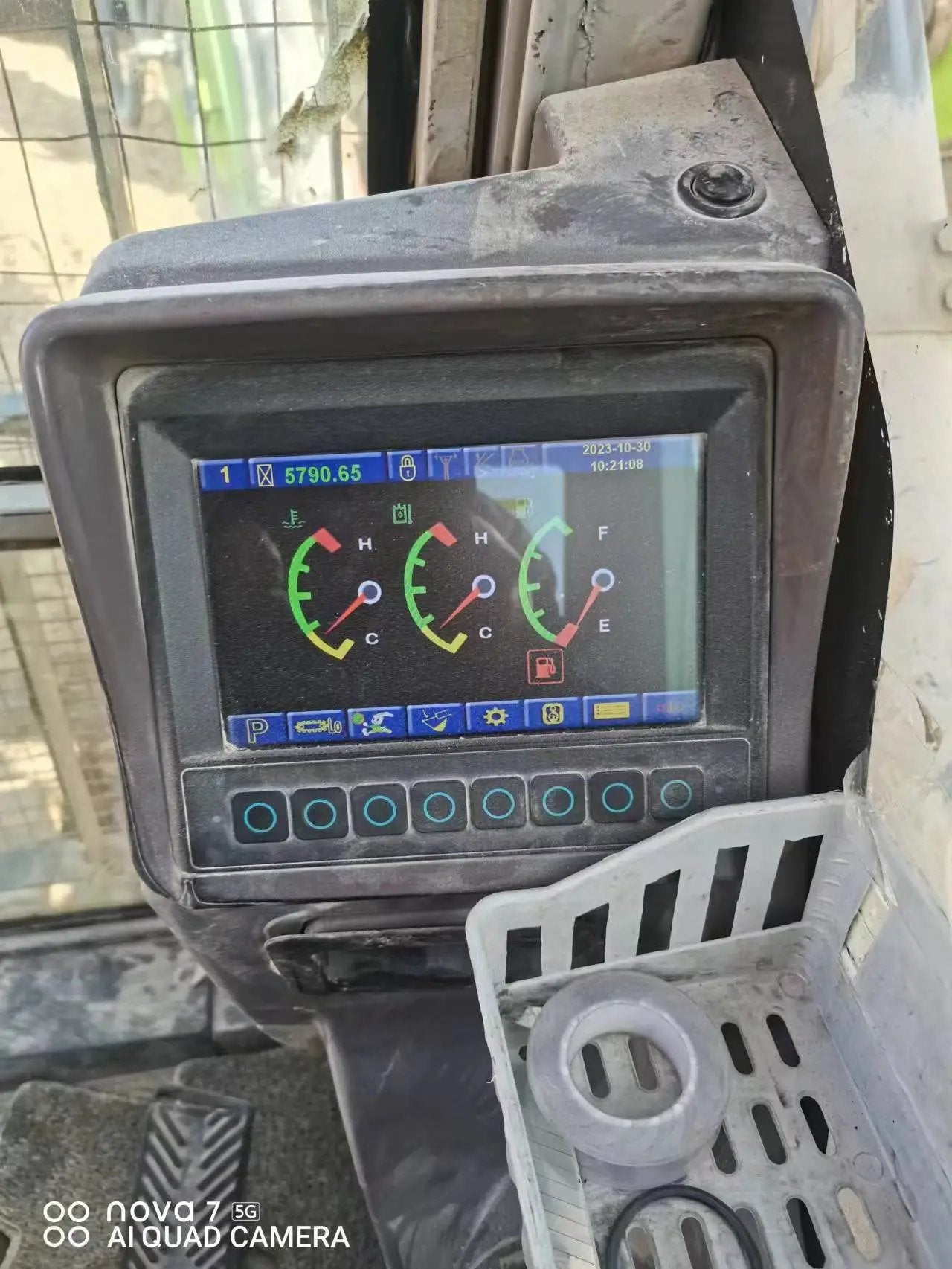 ZE485E‑10 | Manufactured Jun 2020 | 5,798 hours | Parked in Weinan | Equipped with 195 hydraulic breaker