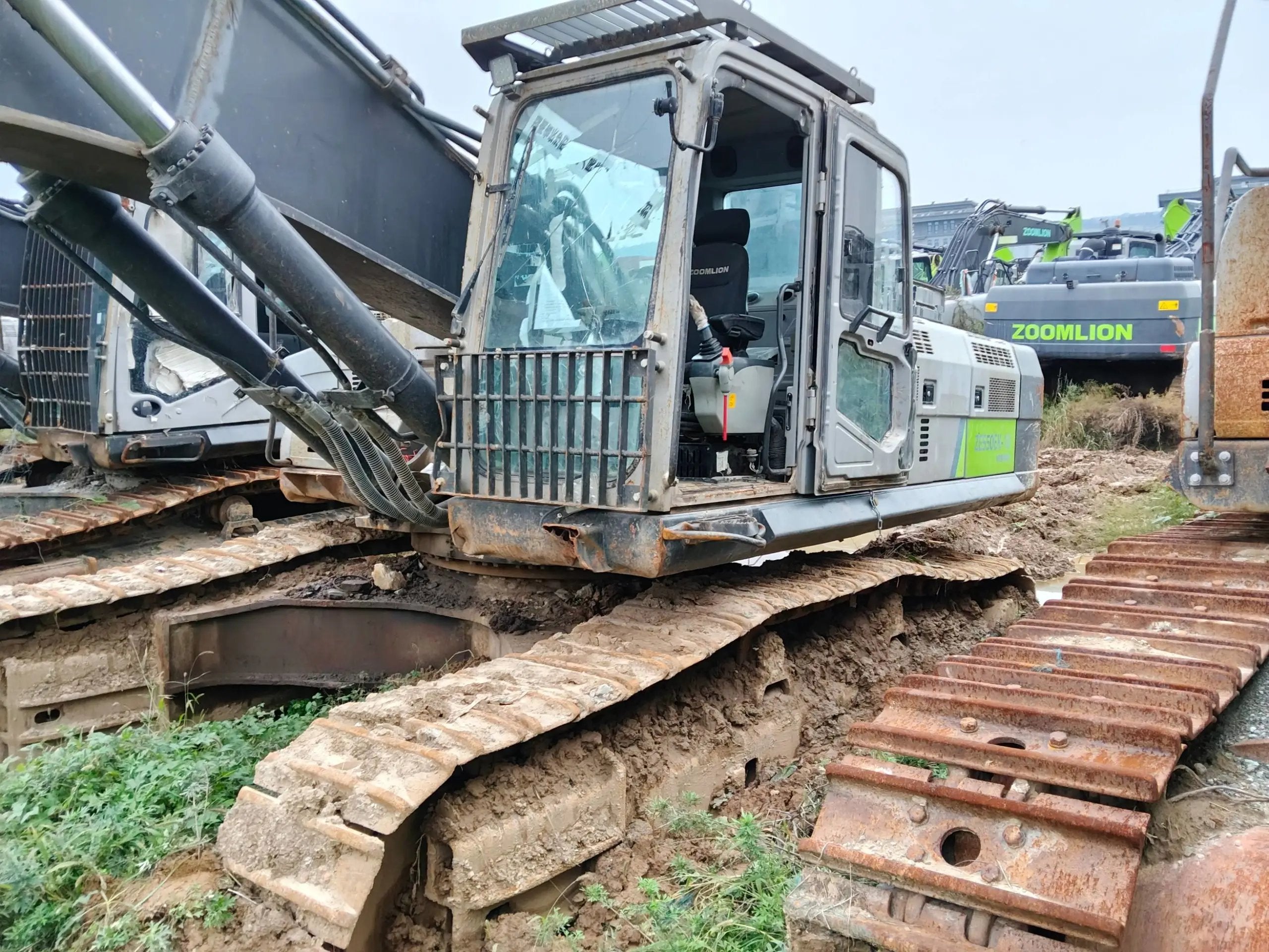 Zoomlion ZE550EK‑10‑1052 — 2021 | 6,063 hrs | Parked in Weinan, Shaanxi | Includes bucket assembly