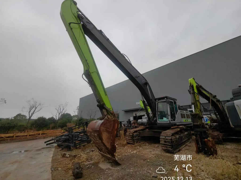 ZE500G‑5017 — long‑reach arm, Wuhu, manufactured 2023, 4,299 hours, bucket fitted.
