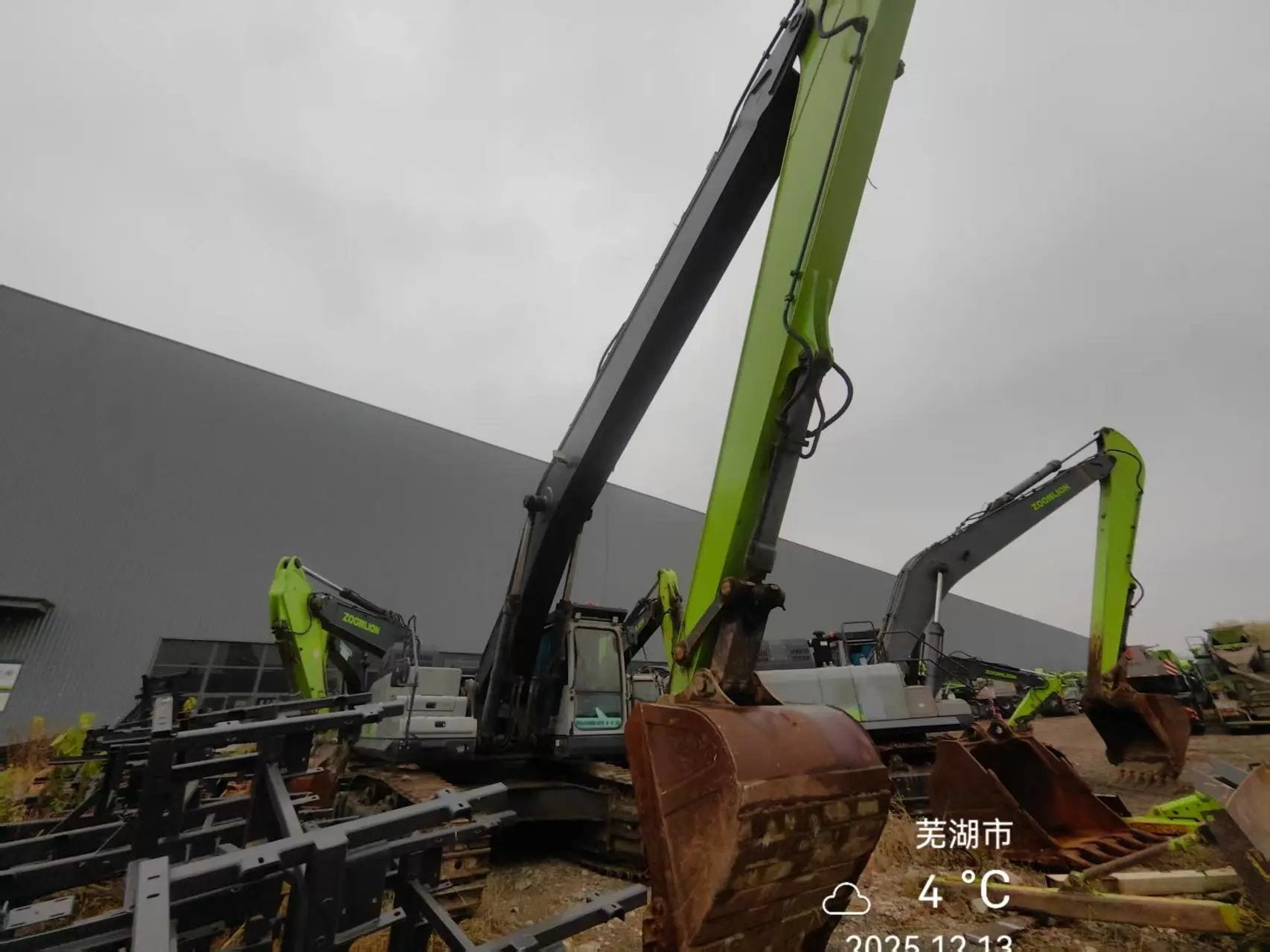 ZE500G‑5017 — long‑reach arm, Wuhu, manufactured 2023, 4,299 hours, bucket fitted.