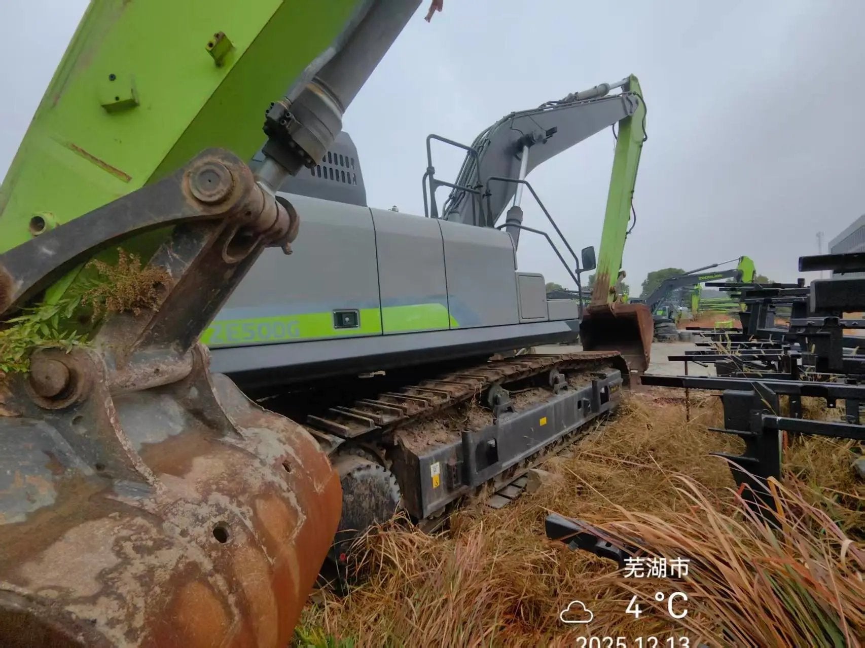 ZE500G‑5017 — long‑reach arm, Wuhu, manufactured 2023, 4,299 hours, bucket fitted.