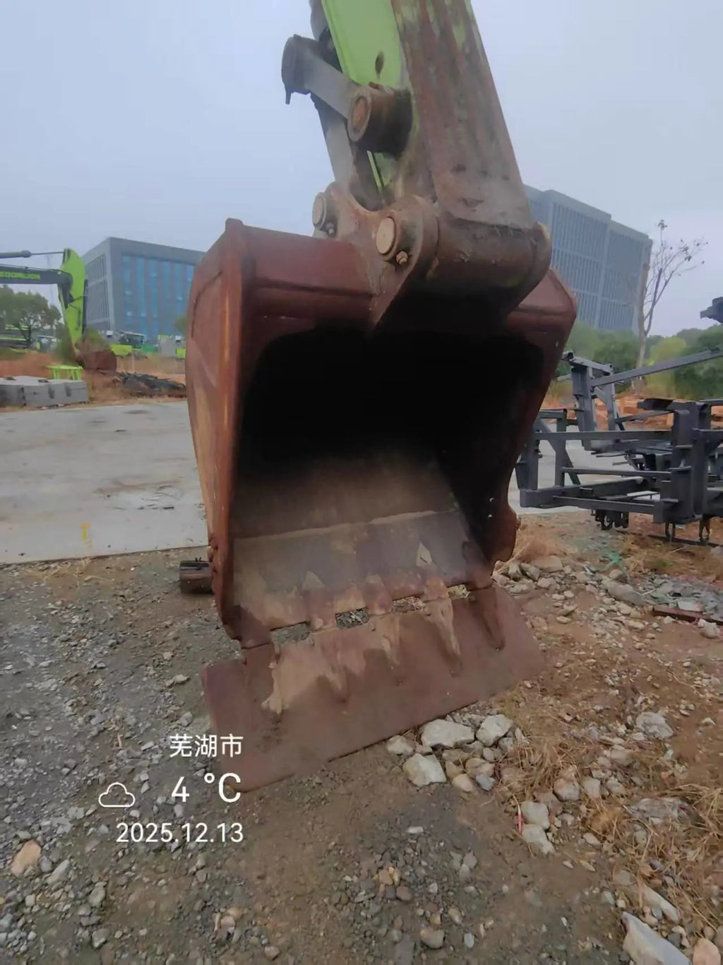 ZE500G‑5017 — long‑reach arm, Wuhu, manufactured 2023, 4,299 hours, bucket fitted.