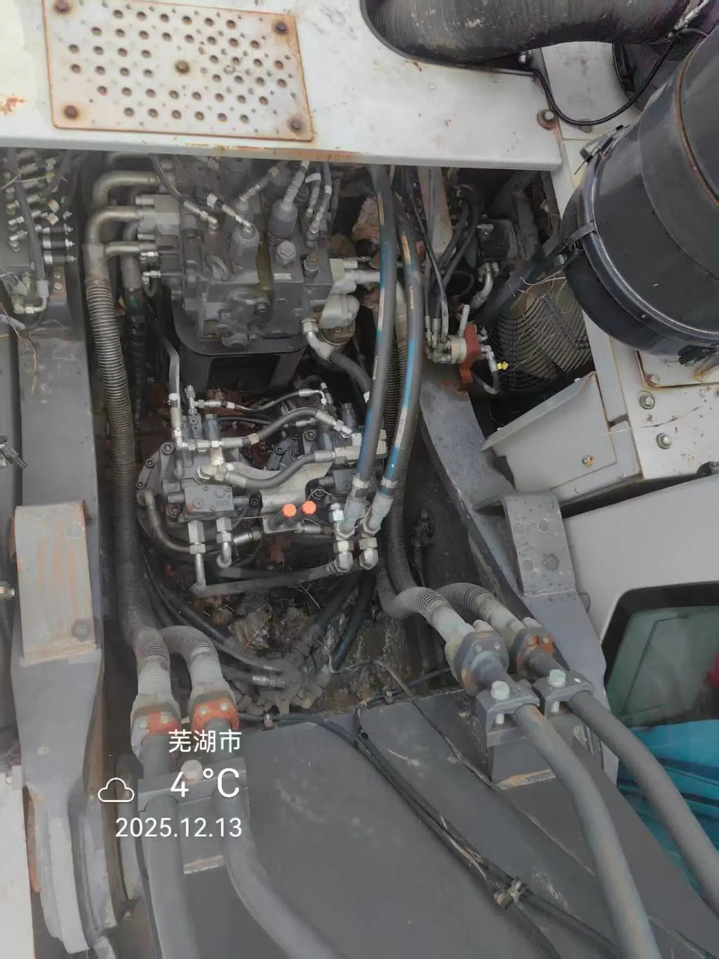 ZE500G‑5017 — long‑reach arm, Wuhu, manufactured 2023, 4,299 hours, bucket fitted.