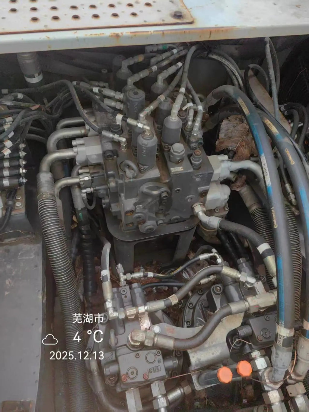 ZE500G‑5017 — long‑reach arm, Wuhu, manufactured 2023, 4,299 hours, bucket fitted.