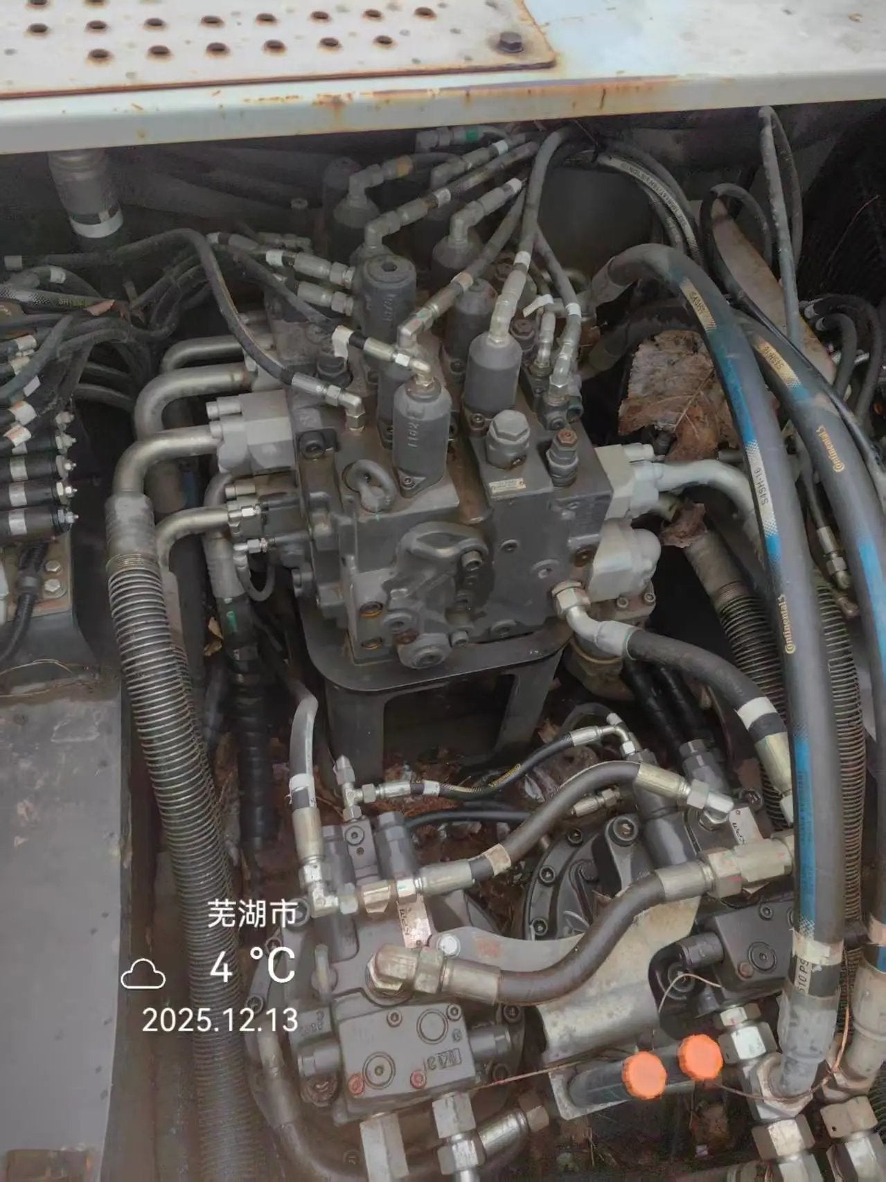 ZE500G‑5017 — long‑reach arm, Wuhu, manufactured 2023, 4,299 hours, bucket fitted.