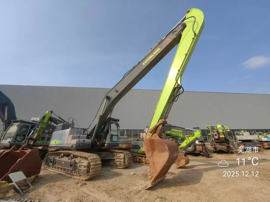 ZE500G‑5018 — long‑reach arm, Wuhu, manufactured 2023, 4,393 hours, bucket fitted.