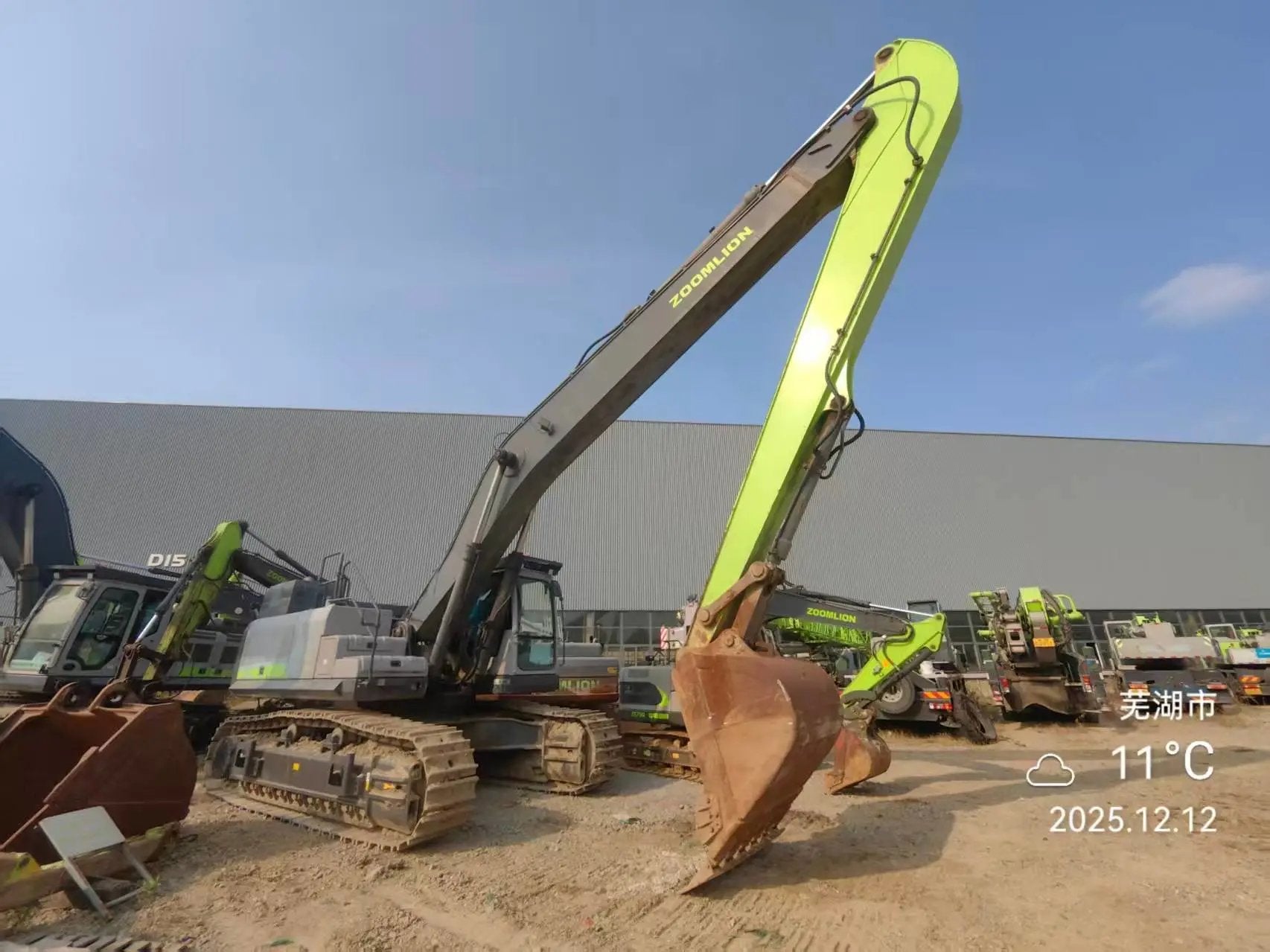 ZE500G‑5018 — long‑reach arm, Wuhu, manufactured 2023, 4,393 hours, bucket fitted.