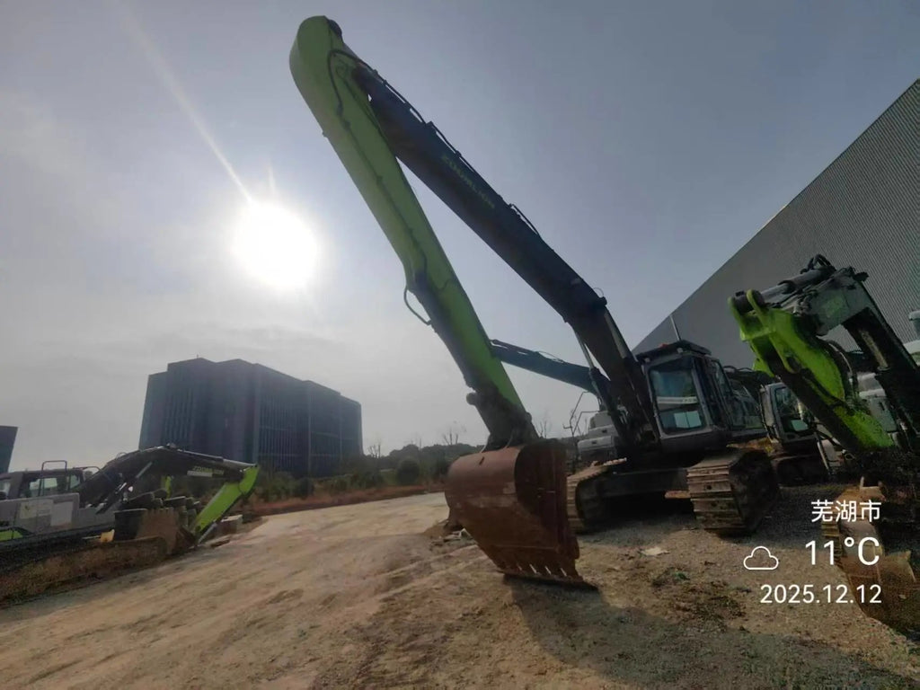 ZE500G‑5018 — long‑reach arm, Wuhu, manufactured 2023, 4,393 hours, bucket fitted.