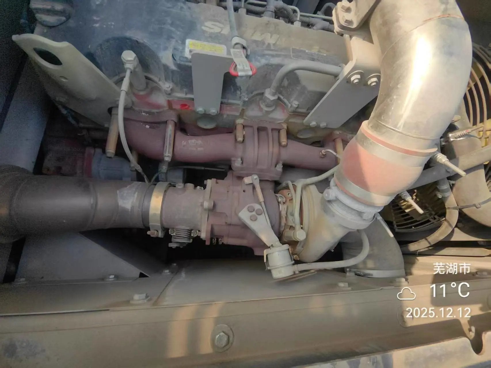 ZE500G‑5018 — long‑reach arm, Wuhu, manufactured 2023, 4,393 hours, bucket fitted.