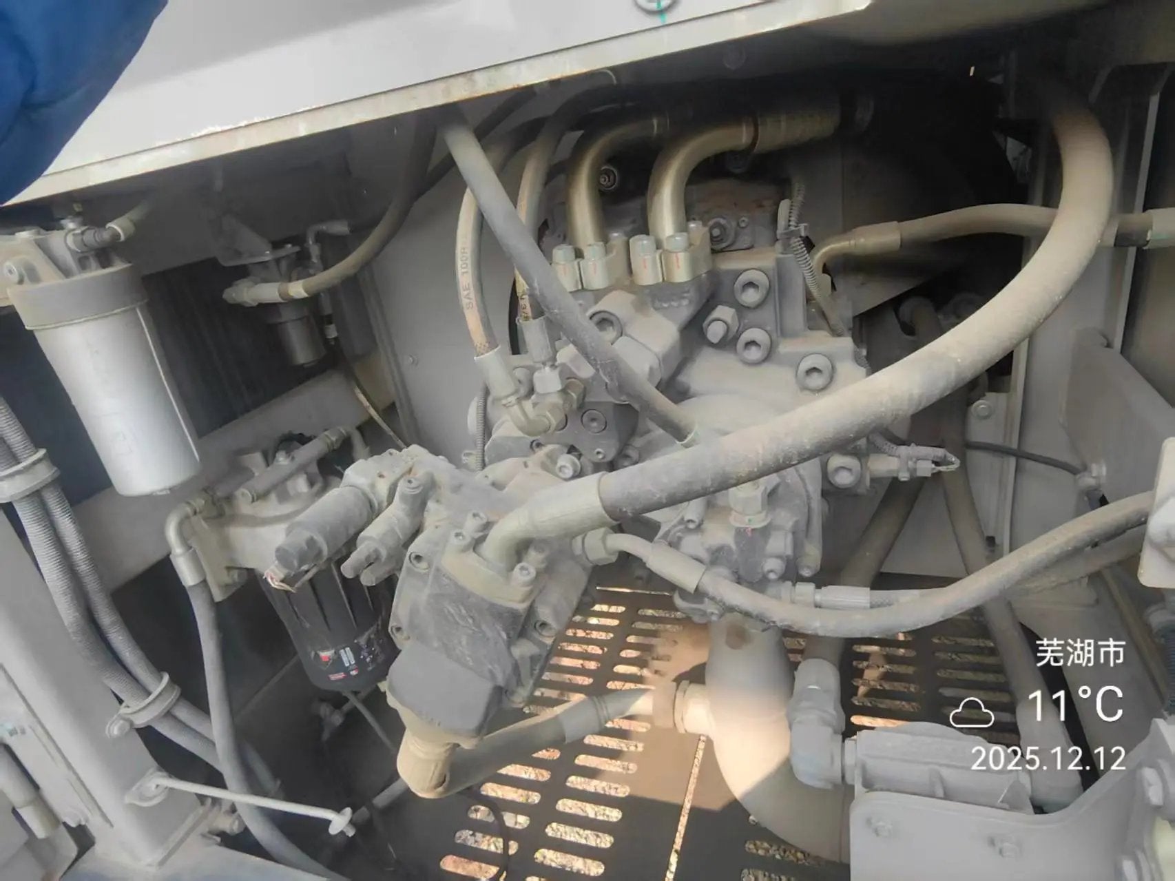 ZE500G‑5018 — long‑reach arm, Wuhu, manufactured 2023, 4,393 hours, bucket fitted.