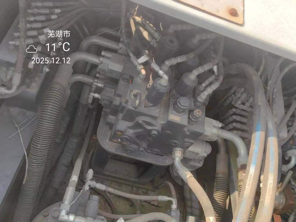 ZE500G‑5018 — long‑reach arm, Wuhu, manufactured 2023, 4,393 hours, bucket fitted.