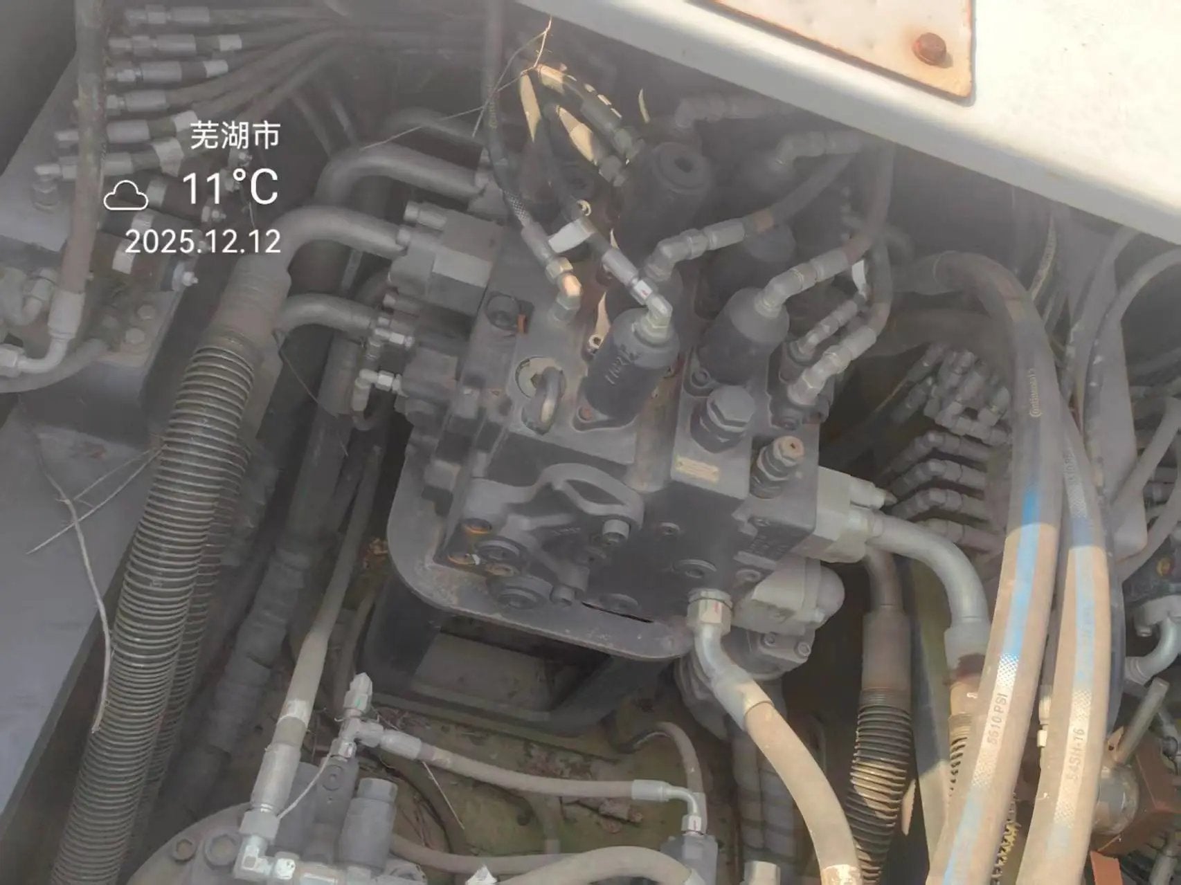 ZE500G‑5018 — long‑reach arm, Wuhu, manufactured 2023, 4,393 hours, bucket fitted.