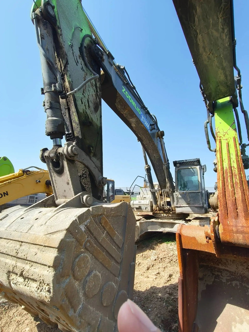 ZE500G‑5023 — Wèi­nán (Weinan) yard, manufactured 2023, 9,710 hours, bucket fitted.