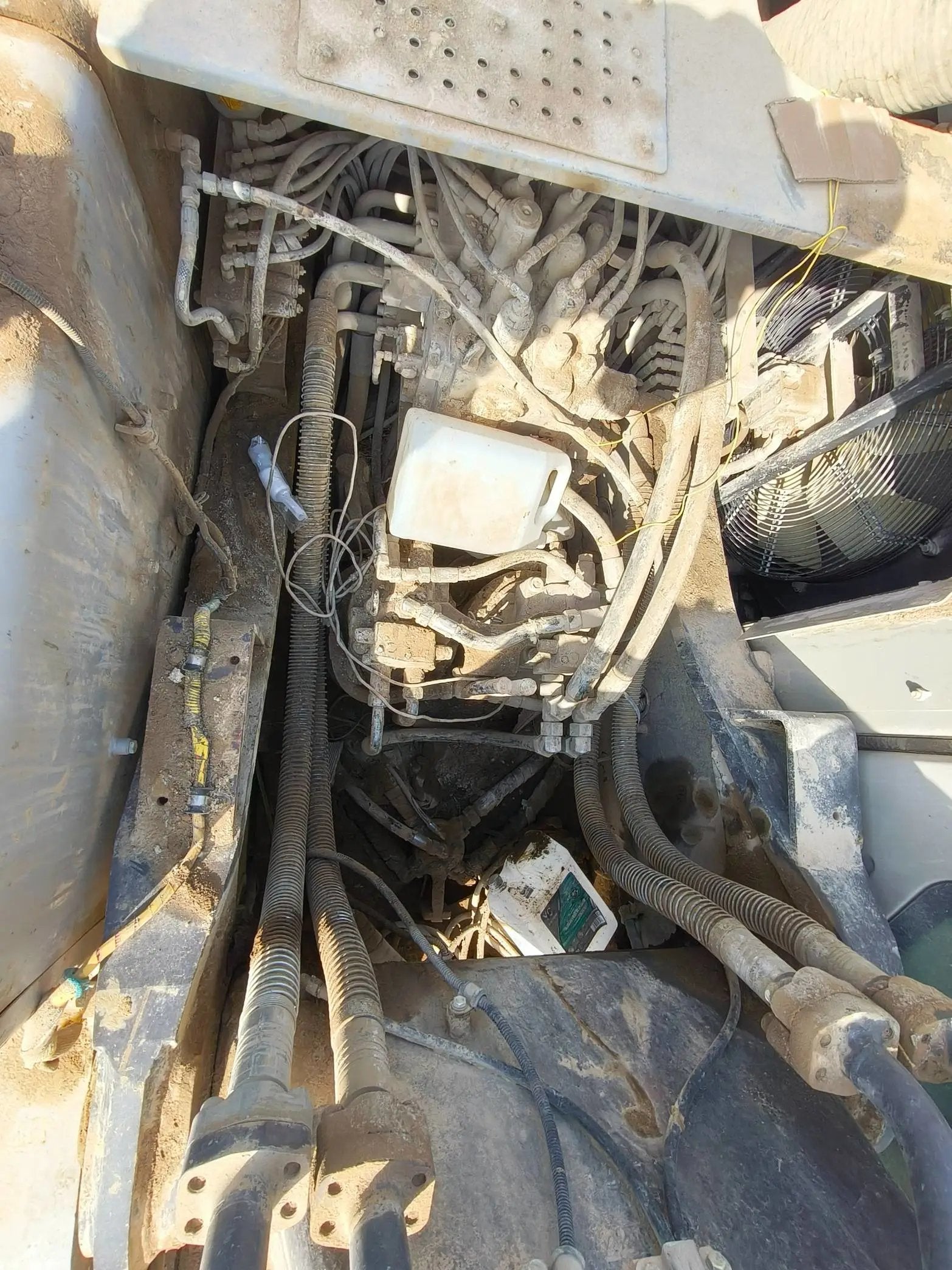 ZE500G‑5023 — Wèi­nán (Weinan) yard, manufactured 2023, 9,710 hours, bucket fitted.