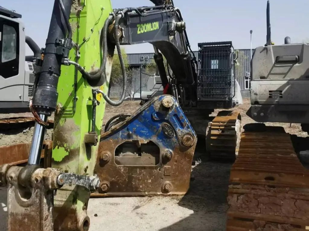 ZE550EK-10-1179 | Built: 2021 | Hours: 4,653 hrs | Parked: Siping, Jilin | Attachment: Decker 200 hydraulic breaker
